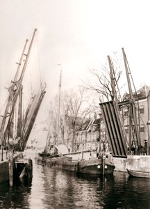 Kanalbro og båter, Dordrecht, Nederland, 1898. av James Batkin