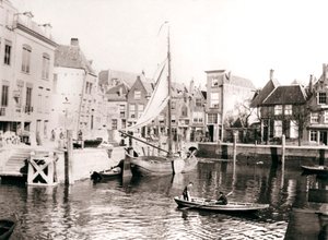 Kanalgården, Dordrecht, Nederland, 1898. av James Batkin