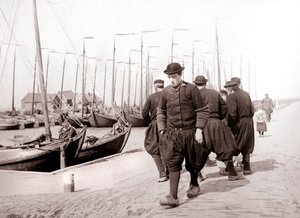 Menn i tradisjonell kjole, Marken Island, Nederland, 1898