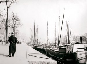 Politimann ved en kanal, Rotterdam, 1898. av James Batkin