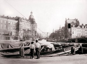 To gutter ved en kanal, Rotterdam, 1898. av James Batkin