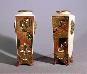 Et par vaser i japansk stil som viser japansk kobolt- og leiregruvedrift, Worcester av James Hadley