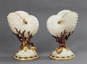 Par Worcester vaser formet som Nautilus skjell, 1880 porselen