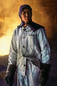 Kinesisk stålarbeider i verneklær på et stålverk i Kina av James L Stanfield