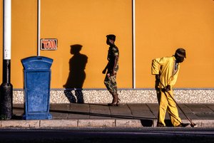 Sørafrikanske menn på en gate og et fortau i Pretoria, Sør-Afrika av James L Stanfield