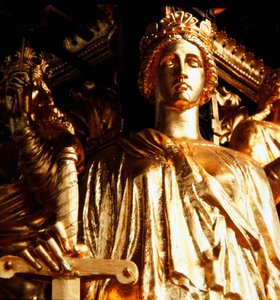 Rettferdighet, en av de fire kardinaldydene fra baldakintårnet til Albert Memorial, fullført i 1876 (forgylt bronse) av James Redfern