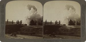 Enormt 11-tommers granat fra japansk beleiringspistol begynner sin dødelige flukt inn i Port Arthur av James Ricalton