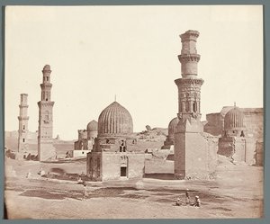 Egypt. Kairo. Den sørlige nekropolen. I forgrunnen minareten ved Ali Badr Al-Karafis mausoleum (1300-1310), i bakgrunnen Kusum-minareten fra mamelukktiden av James Robertson