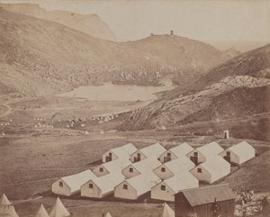 Hutted Camp med Balaclava havn i avstand av James Robertson