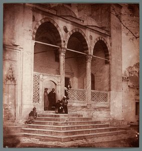 «Portikoen ved Süleymaniye» [Istanbul. Portikoen ved Süleymaniye-moskeen] av James Robertson
