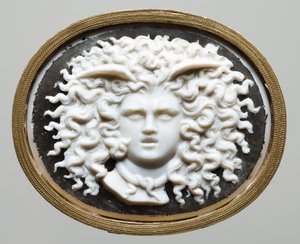 Leder av Medusa - Verksted til James Tassie (1735-1799). Farget glass, forgylt papir