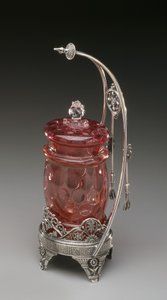 Sylteagurkkrukke på stativ med tang, ca. 1885 (sølvplate og blåst glass) av James W. Tufts Co.