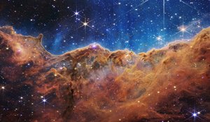 Kosmiske klipper i Carina-tåken (NIRCam-bilde)