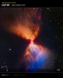 L1527 og Protostar (NIRCam Compass Image) av James Webb Space Telescope (NASA)