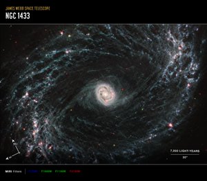 NGC 1433 (MIRI kompassbilde) av James Webb Space Telescope (NASA)