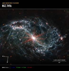 NGC 7496 (MIRI kompassbilde) av James Webb Space Telescope (NASA)