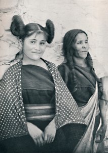 En Arizona Hopi-jente og moren hennes, 1912 av James and Pierce
