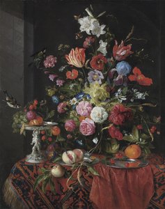 Blomster i en glassvase på et drapert bord, med en sølv tazza, frukt, insekter og fugler