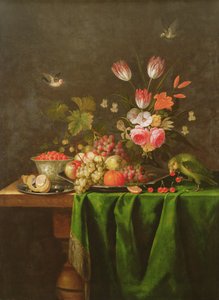 Stilleben av frukt og blomster med en papegøye på et bord dekket med en grønn klut (se 100412 for detaljer)