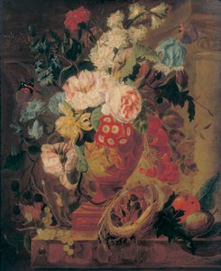 Blomster i en terrakottavase dekorert med putti, med frukt, sommerfugler, en blåflaske, en snegl, en edderkopp og fire unger i et rede på en avsats