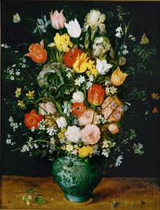 Blumen in einer blauen Vase