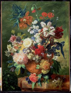 Stilleben av blomster og et fuglerede på en pidestall