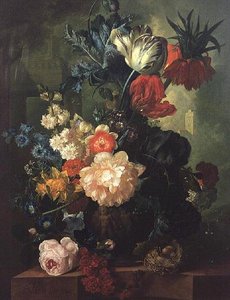 Roser, tulipaner, nelliker og andre blomster i en skulpturert urne
