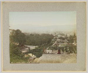 En Kyoto-by fra Maruyama, Japan (håndfarget svart/hvitt-bilde) av Japanese Photographer