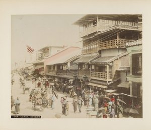 A Street i Osaka, Japan (håndfarget svart/hvitt-bilde) av Japanese Photographer