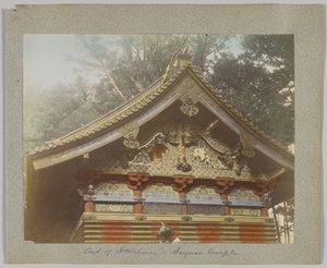 Et lagerhus i Tōshō-gū, Nikko, Japan (håndfarget svart/hvitt-bilde) av Japanese Photographer