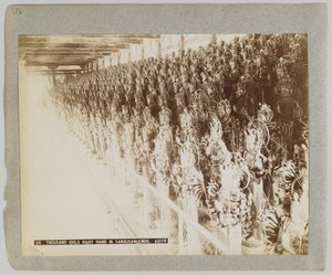Tusen idoler i Sanjusangendo, Kyoto, Japan (s/hvitt-bilde) av Japanese Photographer