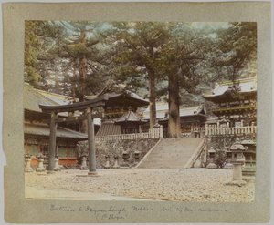 Inngang til Tōshō-gū, Nikko, Japan (håndfarget svart/hvitt-bilde) av Japanese Photographer