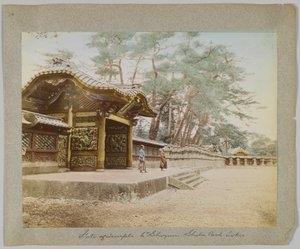 Porten til Temple of the 6th Shogun, Shiba Park, Tokyo, Japan (håndfarget svart/hvitt-bilde) av Japanese Photographer