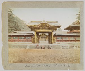 Porten til Temple of the 6th Shogun, Shiba Park, Tokyo, Japan (håndfarget svart/hvitt-bilde) av Japanese Photographer