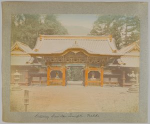 Gateway of Jemitsu Temple, Nikko, Japan (håndfarget svart/hvitt-bilde) av Japanese Photographer