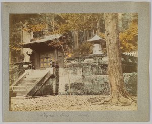 Ieyasus grav, Nikko, Japan (håndfarget svart/hvitt-bilde) av Japanese Photographer