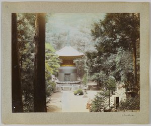 Ikegami Buddhist Temple, Tokyo, Japan (håndfarget svart/hvitt-bilde) av Japanese Photographer