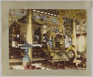 Inne i et buddhistisk tempel, Ikegami, Tokyo, Japan (håndfarget svart/hvitt-bilde) av Japanese Photographer