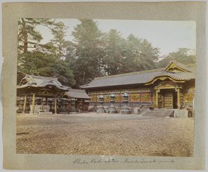 Inne på tempelområdet, Shiba Park, Tokyo, Japan (håndfarget svart/hvitt-bilde) av Japanese Photographer
