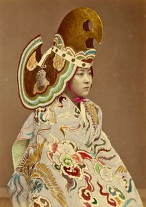 Japansk jente i tradisjonell drakt, ca. 1880 (håndfarget albumbilde) av Japanese Photographer
