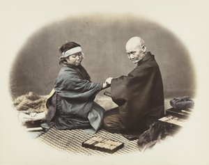 Japansk mann og kvinne i tradisjonell kjole (håndfarget s/h-bilde) av Japanese Photographer