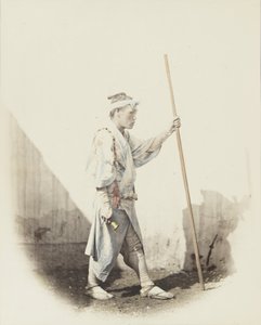 Japansk mann med bjelle (håndfarget svart/hvitt-bilde) av Japanese Photographer