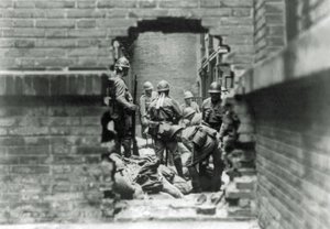 Japanske soldater er involvert i gatekamp i Shanghai, Kina, 1937 av Japanese Photographer