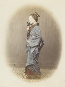 Japansk kvinne i tradisjonell kjole (håndfarget s/hv-bilde) av Japanese Photographer