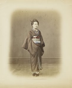 Japansk kvinne i tradisjonell kjole (håndfarget s/hv-bilde) av Japanese Photographer