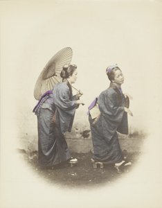 Japanske kvinner i tradisjonell kjole (håndfarget s/hv-bilde) av Japanese Photographer