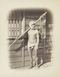 Mann med fiskekurv (håndfarget s/h-bilde) av Japanese Photographer
