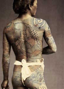 Mann med tradisjonell japansk Irezumi-tatovering, ca. 1880 av Japanese Photographer