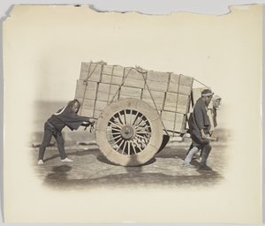 Menn som drar en vogn (håndfarget s/h-bilde) av Japanese Photographer