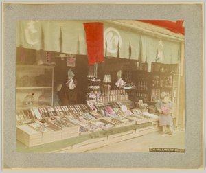 Millinery shop, Japan (håndfarget svart/hvitt-bilde) av Japanese Photographer